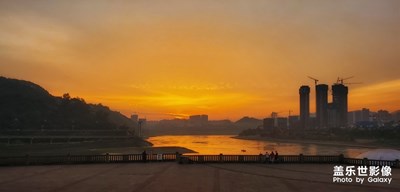 日出江花紅似火