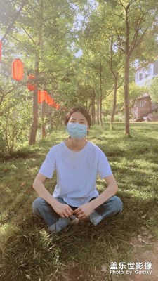 霓虹殘影鋪水流，寒切江清釣往昔。