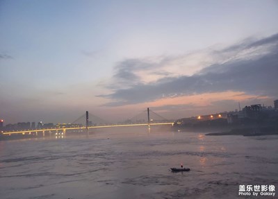 洪峰過(guò)境，注意安全