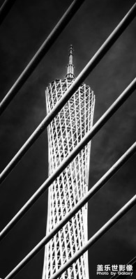 江的那邊，夕陽(yáng)打過來(lái)一束追光燈。