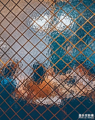 倒影在玻璃窗的笑聲