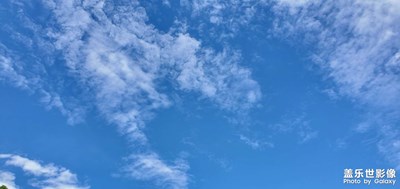 夏日藍(lán)藍(lán)的天空  白白的云朵