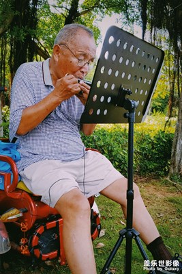 吹口琴的老爺子