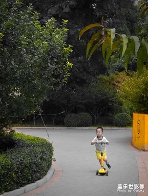 【發(fā)現(xiàn)生活發(fā)現(xiàn)美】滑滑板的少年