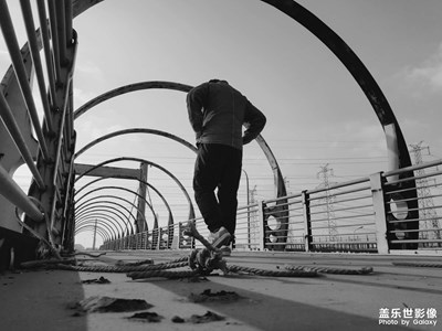 風(fēng)吹一片葉，萬(wàn)物一驚秋??