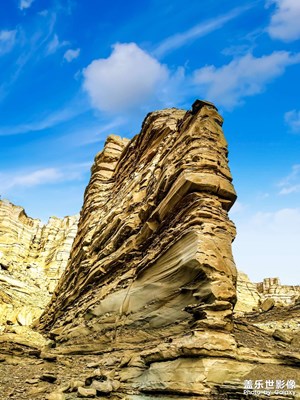 藍(lán)天下的雅丹