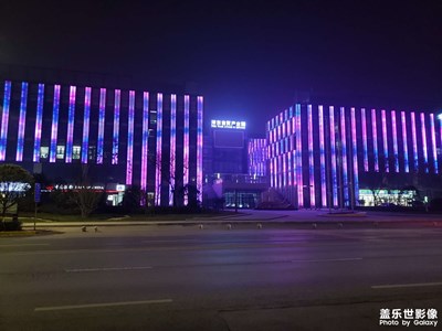 夜晚，走在空蕩蕩的馬路