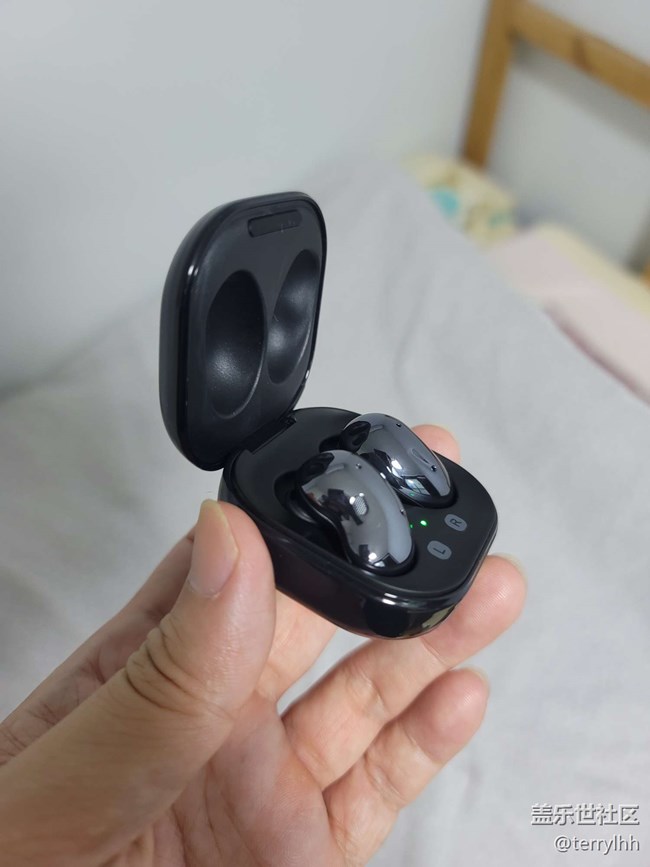 Buds Live外觀簡(jiǎn)單體驗(yàn)