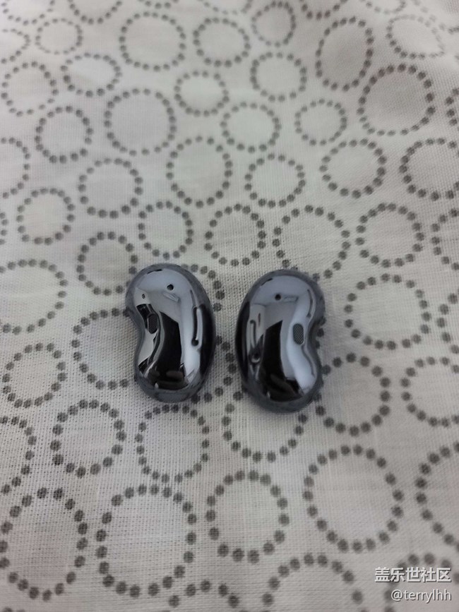 Buds Live外觀簡(jiǎn)單體驗(yàn)