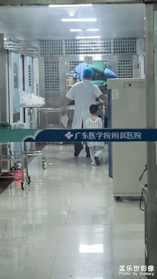 自己跟醫(yī)生叔叔走進(jìn)手術(shù)室的小朋友