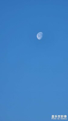 同一時(shí)間拍的月亮，10倍和30倍的區(qū)別