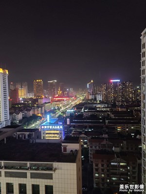看車來車往，時(shí)間每分每秒都在流逝。