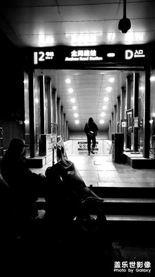 放假了，坐地鐵去浪