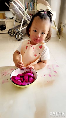 吃火龍果的小妹子