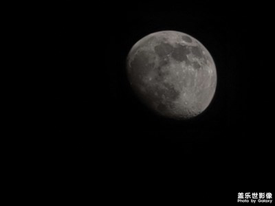 晚上好星友們我在用手機看看今晚的月亮。