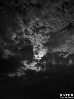 藏在云里的月亮