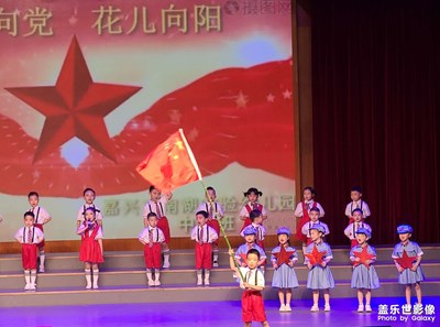 紅星閃閃放光芒