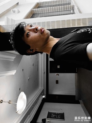 陰天，室內(nèi)