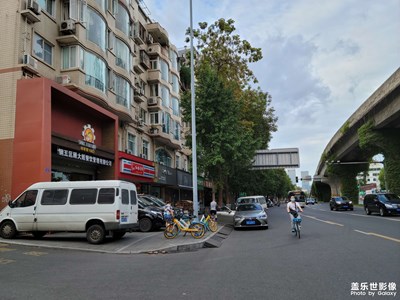 成都 ，萬(wàn)年路街景