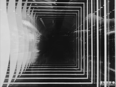 玻璃上的光影