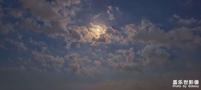 煙花將至，皓月當(dāng)空