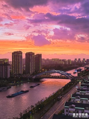 落日帶著余暉墜入紫暮