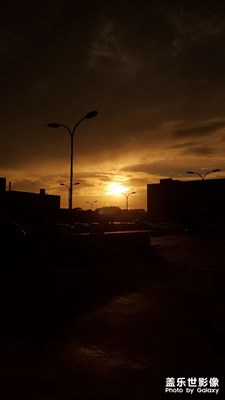 手機(jī)隨手拍日落，天氣真好，逛超市隨手一拍