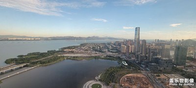 深圳灣春筍及遠(yuǎn)處的香港