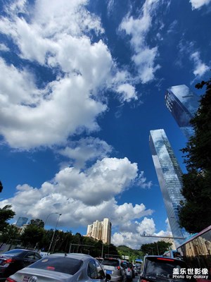 侯紅燈，十字路口拍天空。