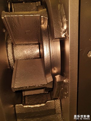 夜間拍照，照片發(fā)黃。