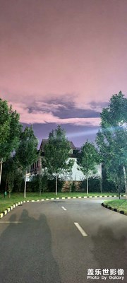 晚上出來溜達(dá)涼快