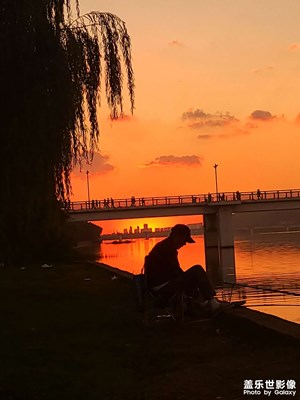 孤獨(dú)的釣魚人