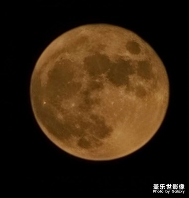 中秋很多人都在po華為手機拍的月亮，我看還是三星拍的好