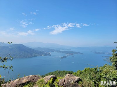 拍個照片不容易啊！跑到了山頂