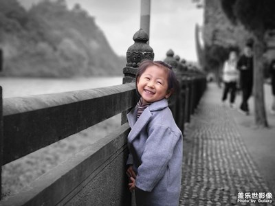 孩子，無憂的笑！