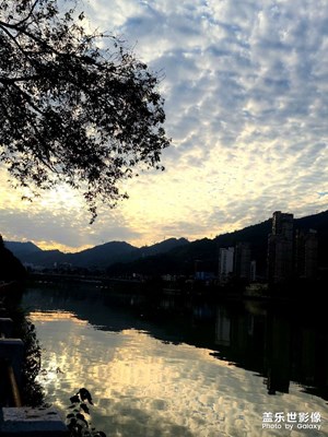 云想衣裳水想容