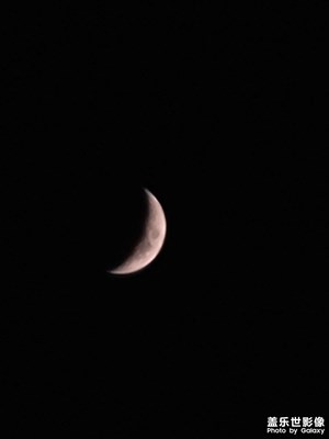 月初的月兒