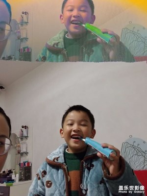 摔了一下，前置攝像頭變重影