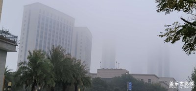 霧蒙蒙，天蒙蒙。