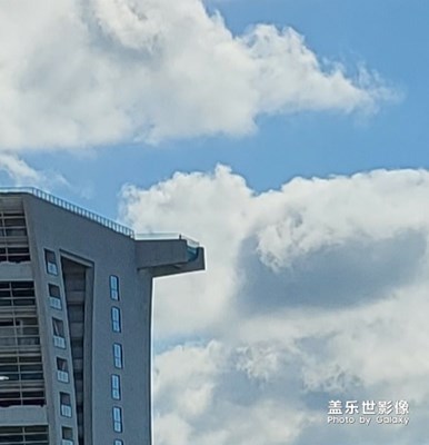 三亞灣康年酒店的網(wǎng)紅打卡懸空泳池