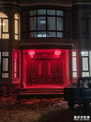 【家鄉(xiāng)年味】貼春聯(lián)掛燈籠放煙花