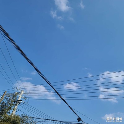 農(nóng)村的天空藍(lán)藍(lán)的