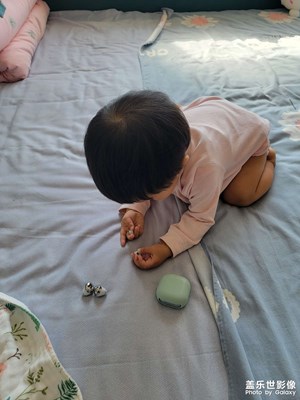 家有萌寶，把我的耳機套含在嘴巴當(dāng)泡泡糖……