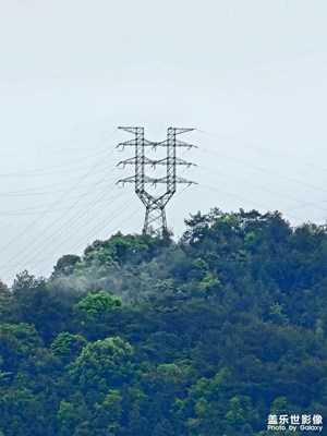青山雨后天邊境，層嵐疊翠近眼眸。