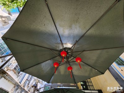 花間一壺酒，獨(dú)酌無(wú)相親。