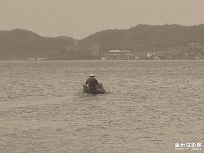 這個(gè)濾鏡是真的不錯(cuò)，很有年代感