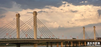 橋，上奇異的云…