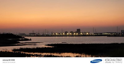 穿過鏡頭的黃昏的夏日