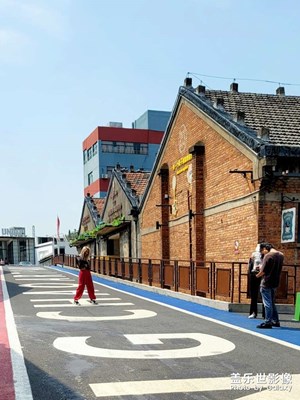 在潮流藝術(shù)公園晃晃悠悠