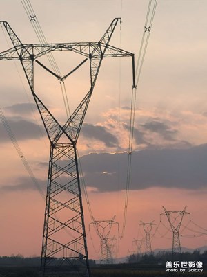 夕陽下的輸電塔！